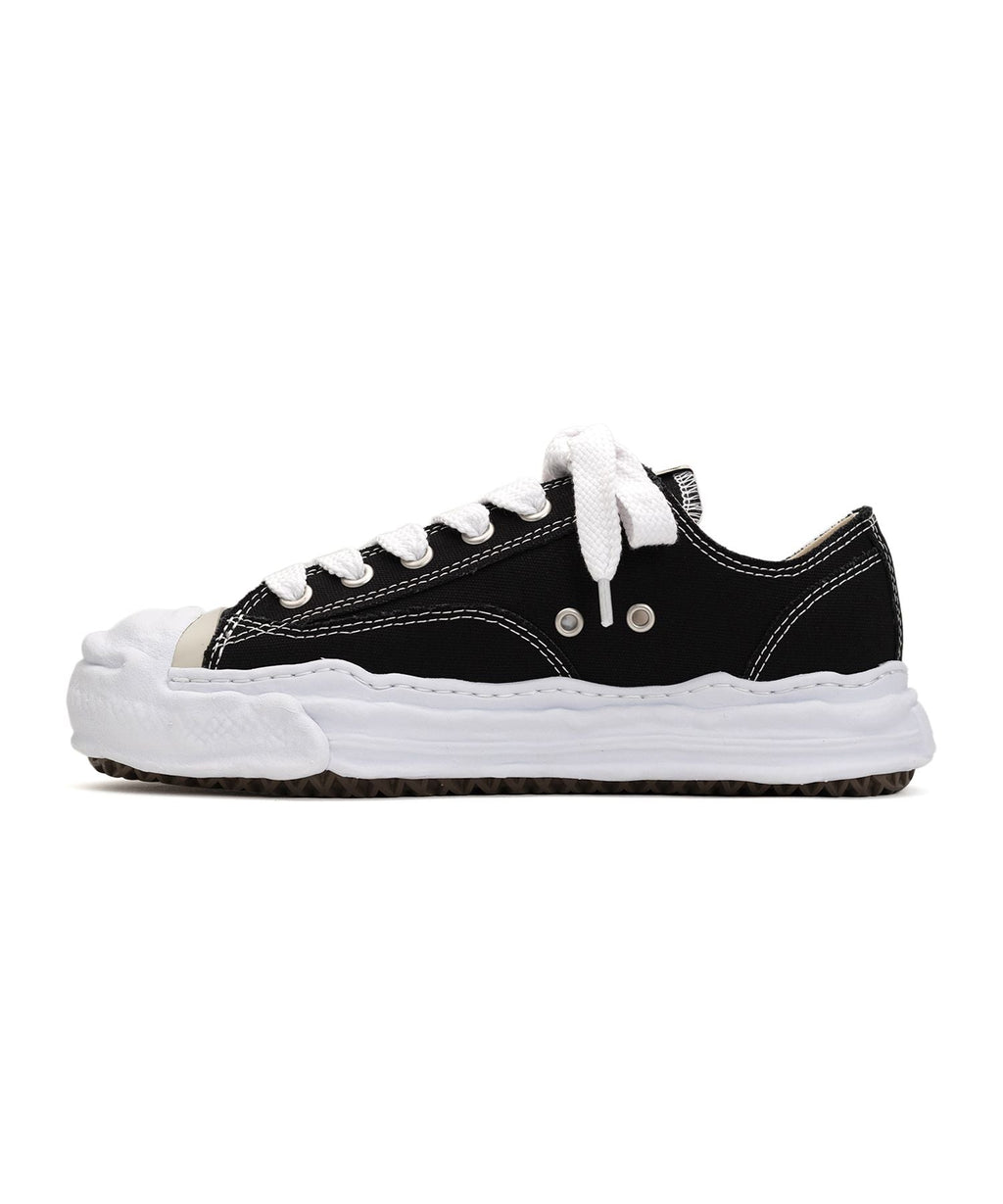 Aeson Low-Top Sneaker
