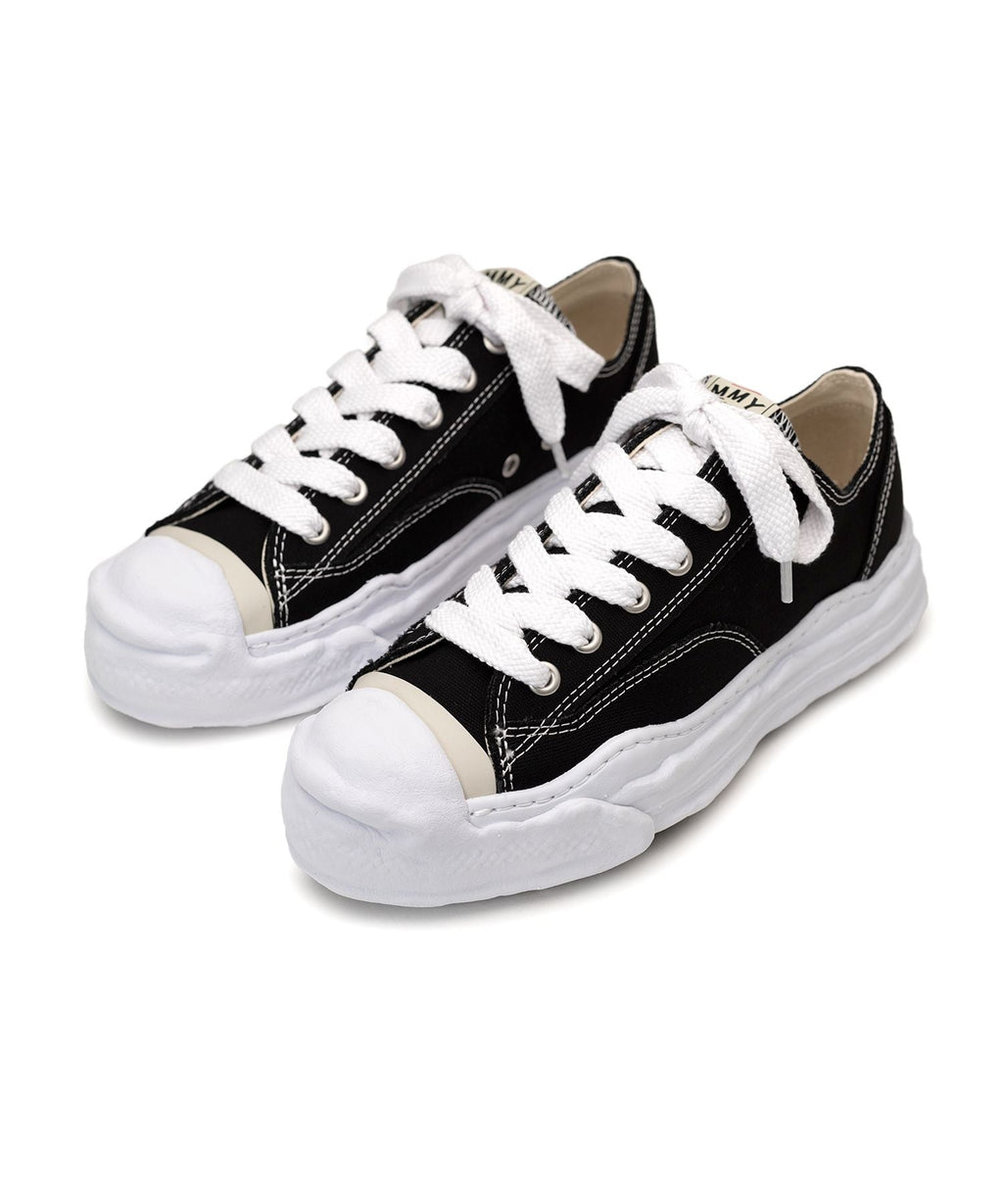 Aeson Low-Top Sneaker
